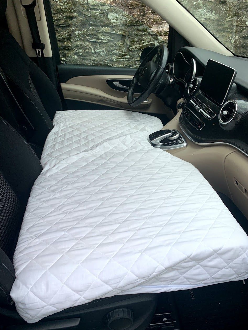 Photo du matelas installé sur les sièges à l'avant du van