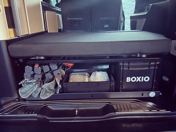 On remplace les rails télescopiques de l'extension du lit du van