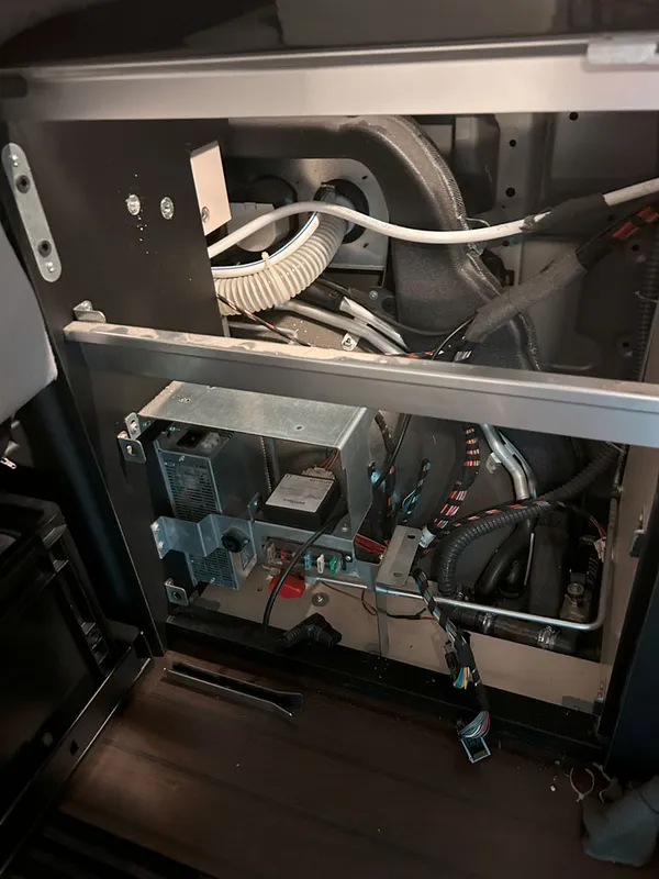 Comment démonter le frigo du van Marco Polo ?